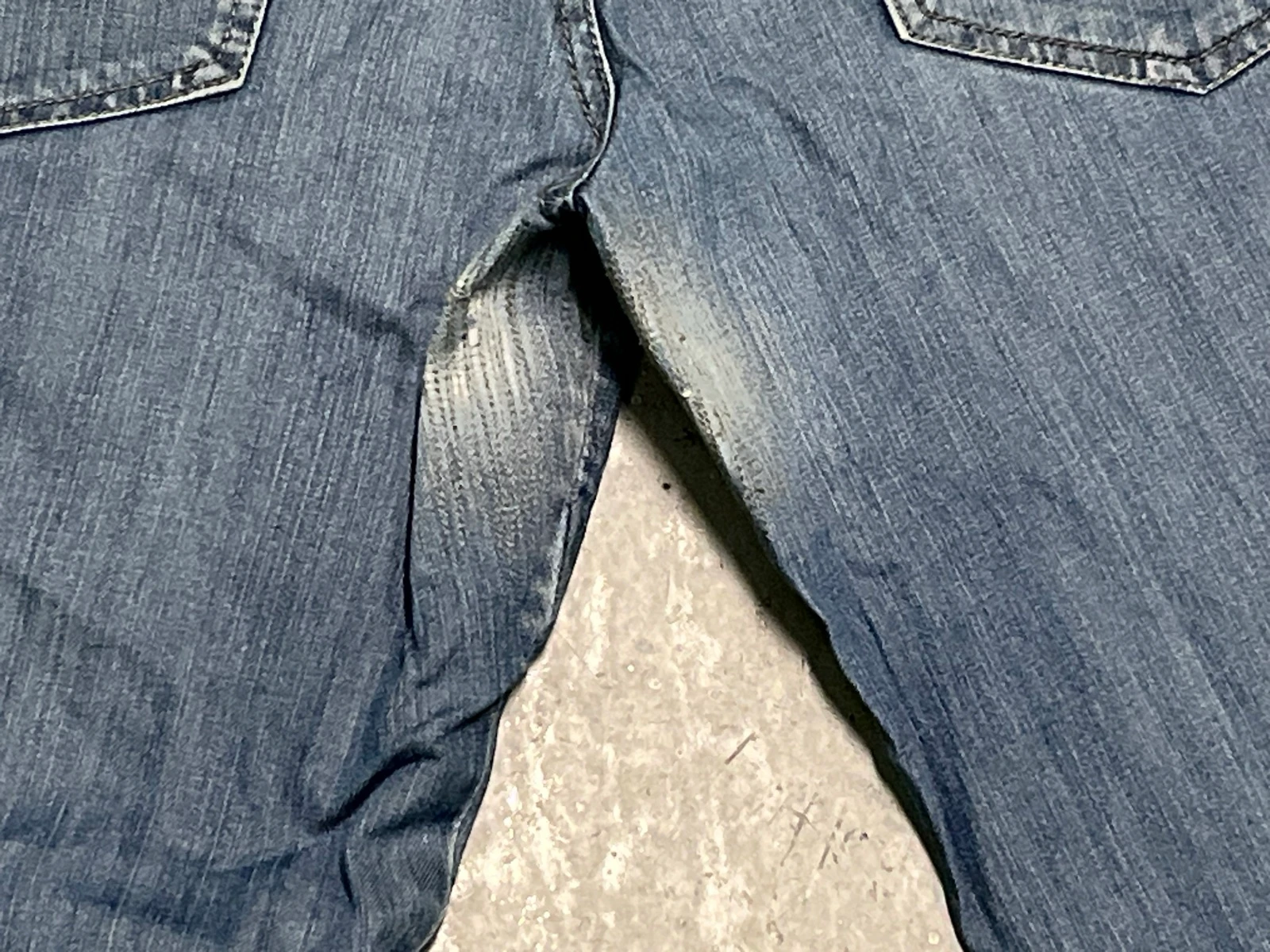 Calça jeans azul com letras de strass na parte de trás – photo 15